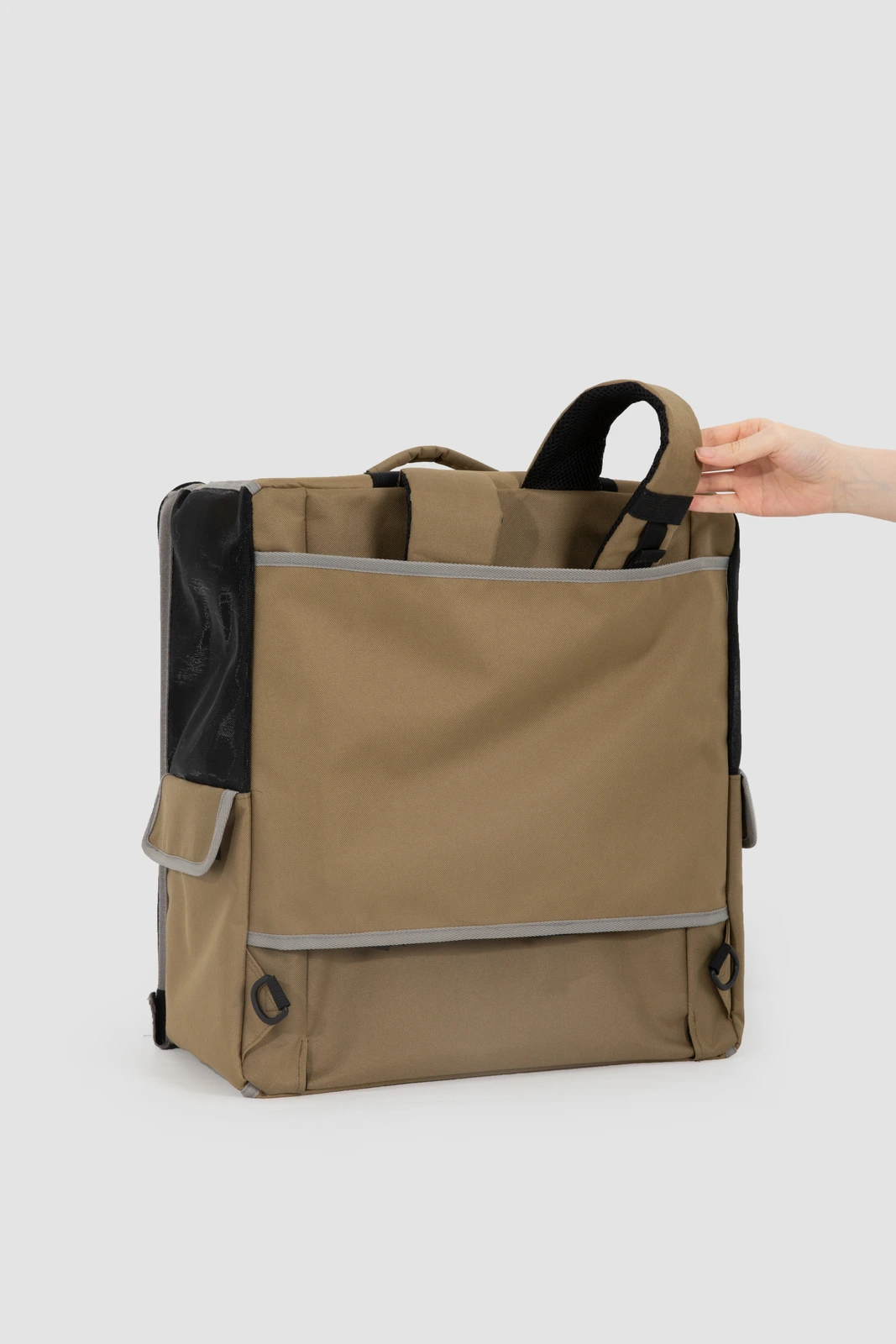 Backpack configuration with shoulder straps