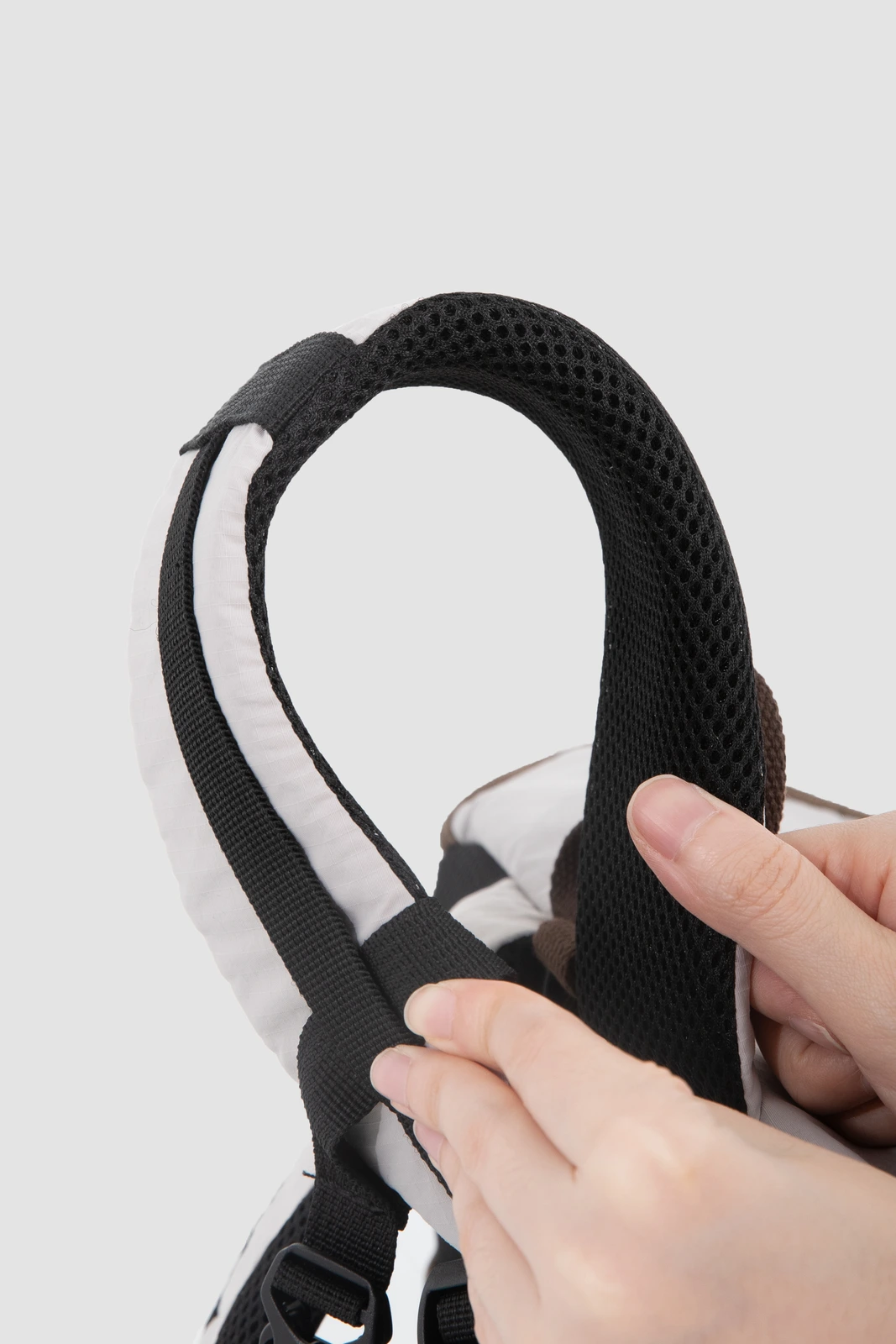Close-up of the mesh-padded shoulder strap