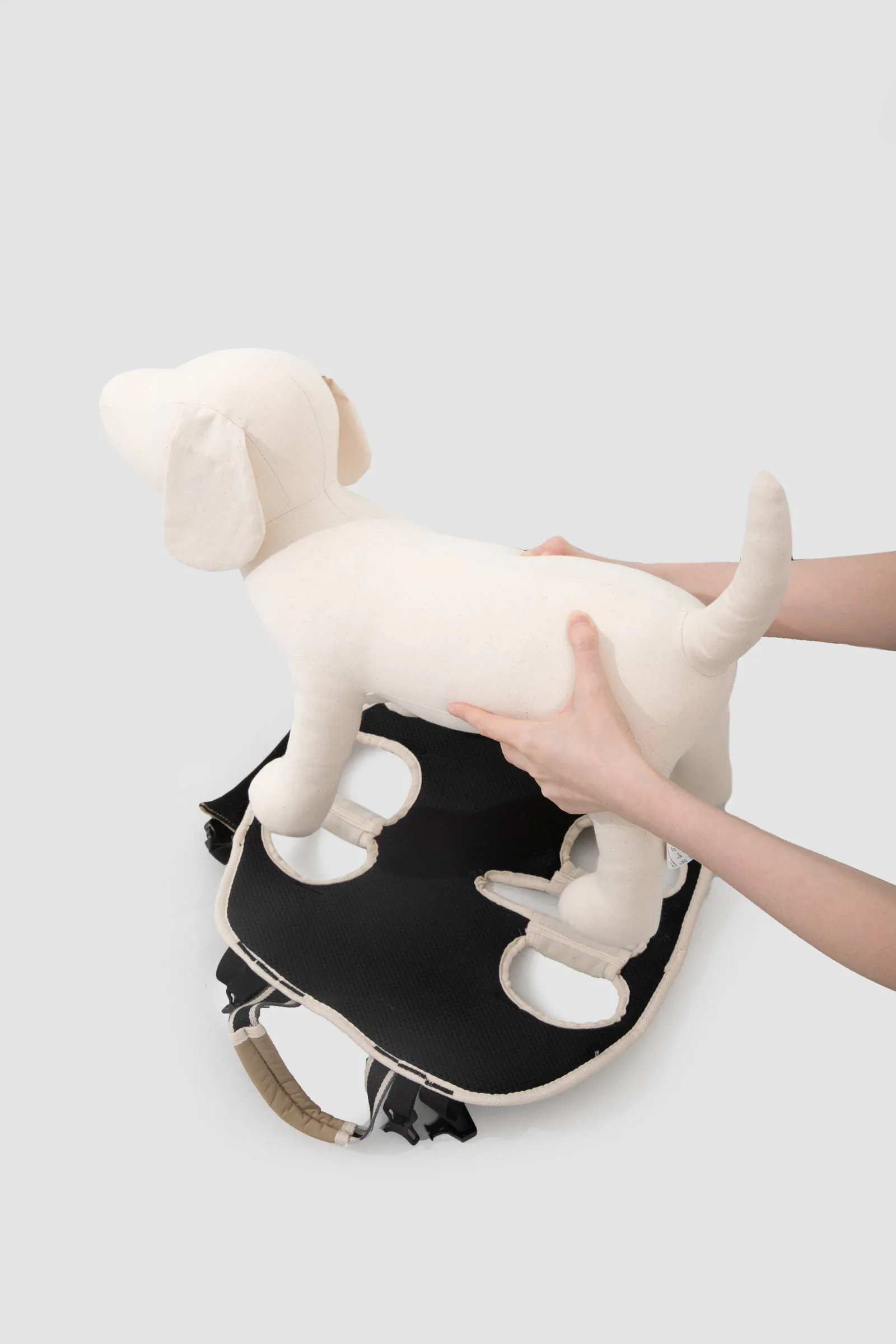 Product fitting demonstration with the four leg openings