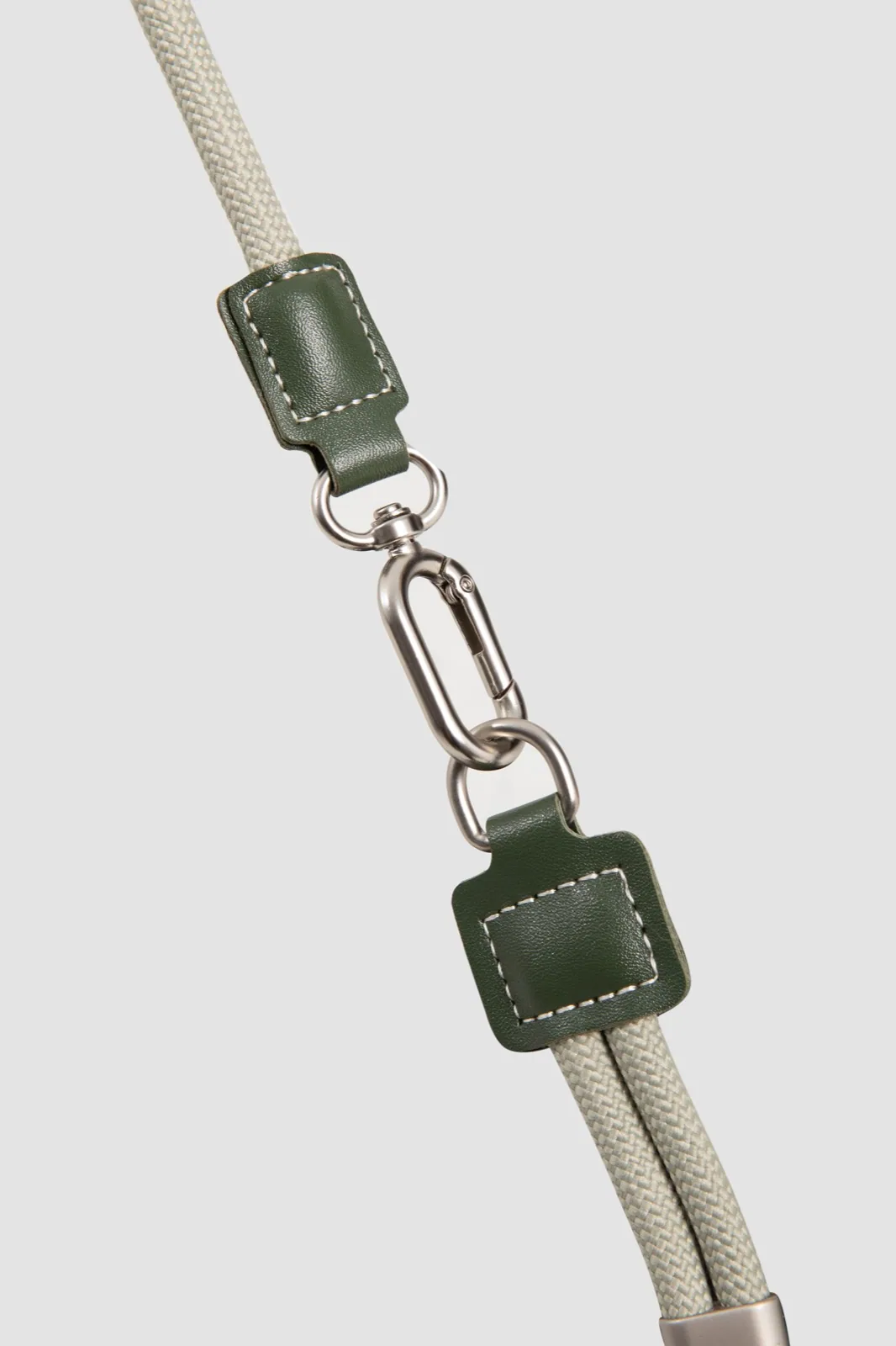 Close-up of the matching rope leash and metal connector hardware